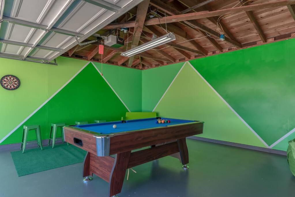 The Pink Cactus - Desert Retreat - Luxe Pool, Golf & Game Room インディオ エクステリア 写真