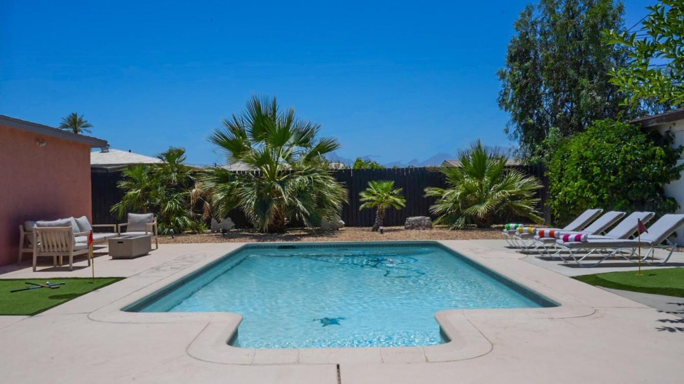 The Pink Cactus - Desert Retreat - Luxe Pool, Golf & Game Room インディオ エクステリア 写真