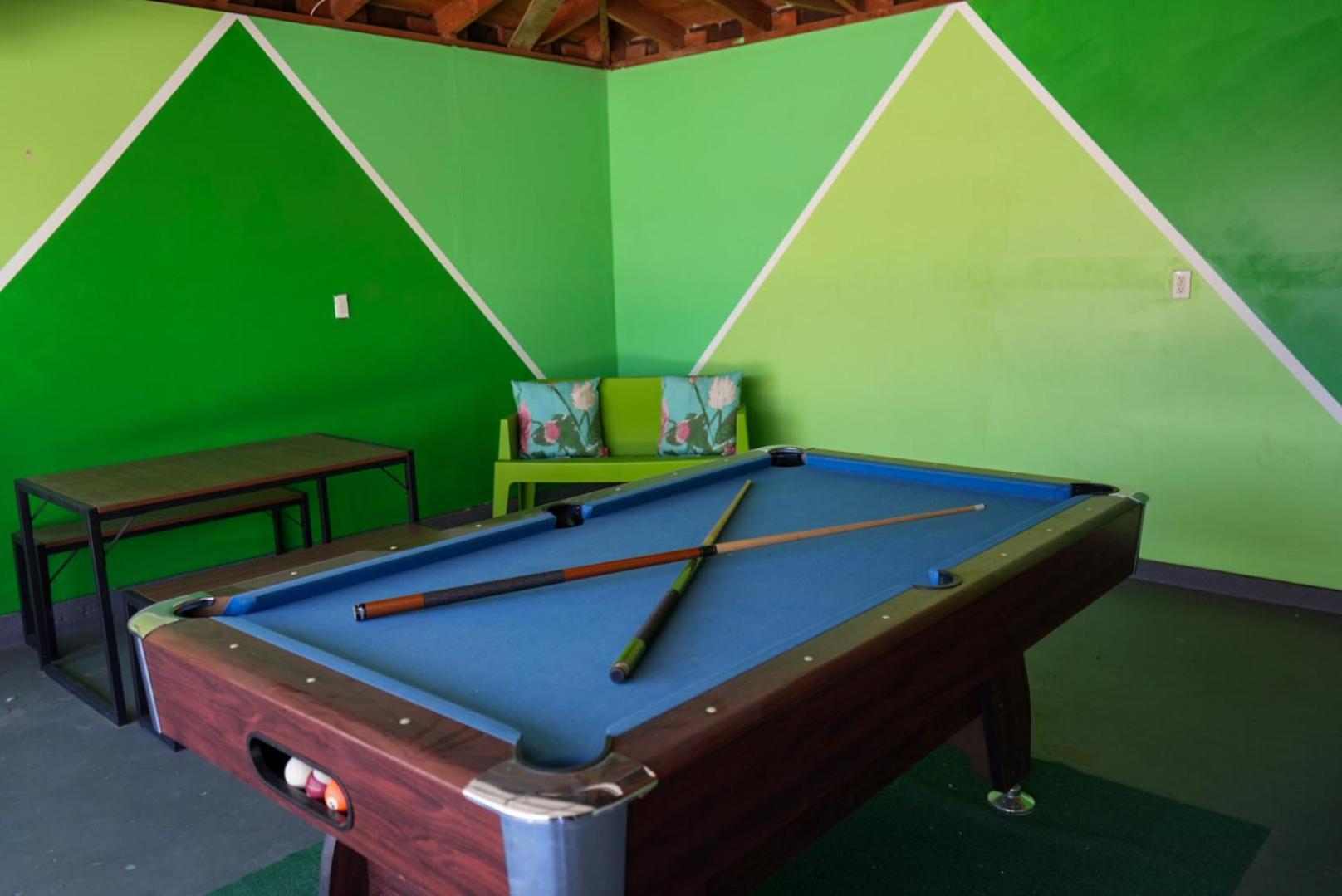 The Pink Cactus - Desert Retreat - Luxe Pool, Golf & Game Room インディオ エクステリア 写真