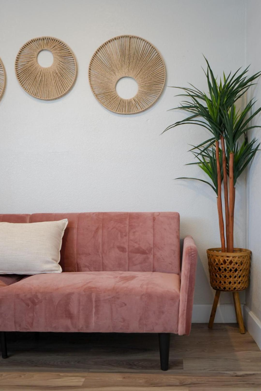 The Pink Cactus - Desert Retreat - Luxe Pool, Golf & Game Room インディオ エクステリア 写真