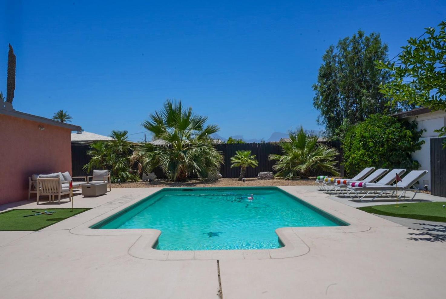 The Pink Cactus - Desert Retreat - Luxe Pool, Golf & Game Room インディオ エクステリア 写真
